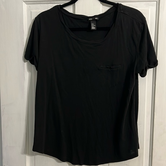 H&M Tops - H&M basic short sleeve black tee